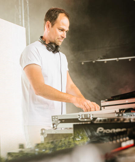 Daniel Fischer ist der DJ von HIT RADIO FFH. Er spielt EDM, Party, Electro, House und Charts-Mixed-Music bis hin zu 80er und 90er Jahre Classics