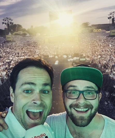 Daniel moderiert Live-Konzerte. Hier mit Mark Forster